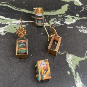 Colección de mini libros engarzados en plata con baño de oro