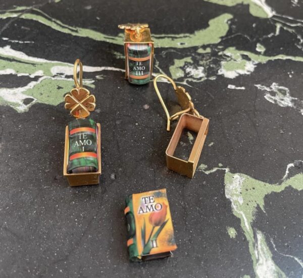 Colección de mini libros engarzados en plata con baño de oro
